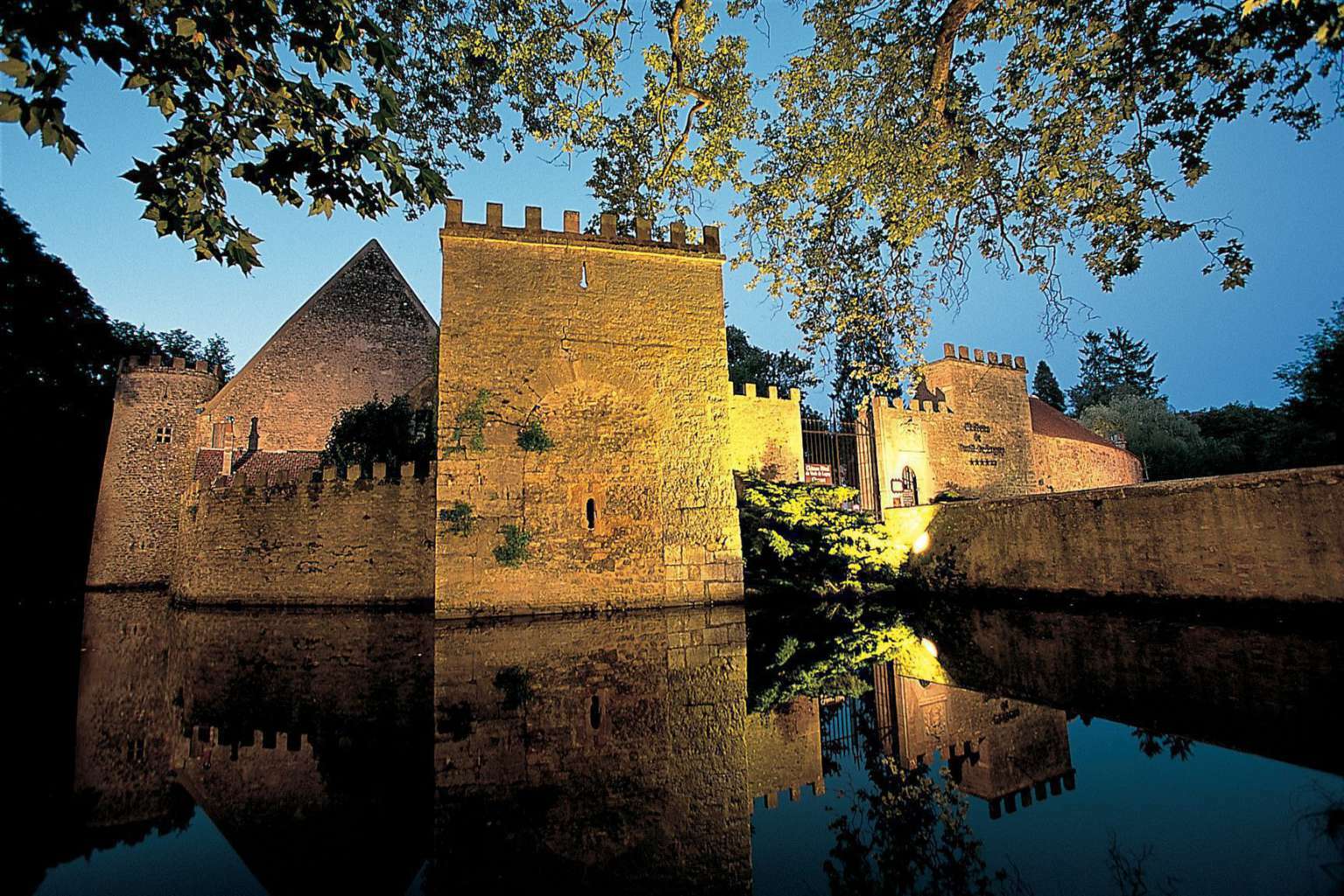 Chateau De Vault De Lugny Exterior photo